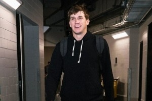 湖人众将入场穿搭：艾顿英伦风 东契奇低调纯灰 里夫斯乖巧似学生