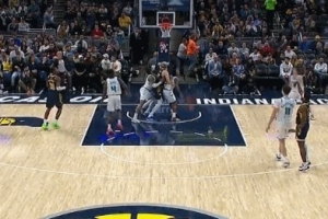 另类3+1！贾雷斯·沃克命中三分同时 小桥篮下推倒赫夫送加罚