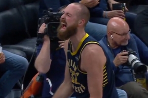 技惊四座！赫夫虚晃后突破 直接单臂滑翔隔扣卡尔克布伦纳！