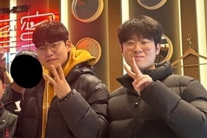 只剩官宣？韩网友分享与Zeus、Gumayusi两人合影：一人比二 一人比三