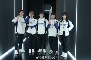 解说瞳夕晒与队友合照：抓一只送决赛门票 明天见