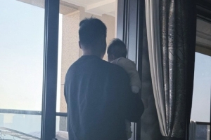 谢震业晒与孩子合照：这是第二次抱起你，已经比之前重一倍了
