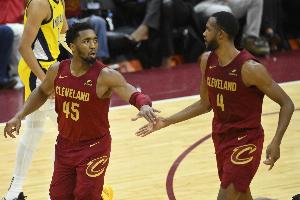 内外搭档！半场米切尔&小莫布里分别拿到12分5板2助！