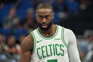 恐怖的核心力量！杰伦·布朗强突空中撞翻奥兰多·罗宾逊 打成2+1