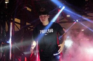 超越周琦！杨瀚森梦幻脚步打哈滕2+1 生涯总得分26分已超越周琦！