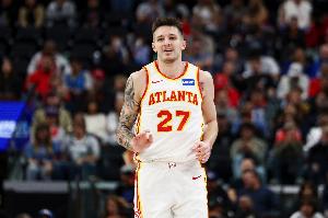 伤到瞄准镜！克雷伊奇防守被打到眼睛 老鹰喊停调整