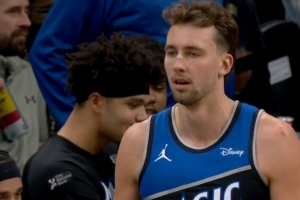 杠上了！杰伦·布朗拽倒小瓦被吹犯规&抱怨裁判吃T 绿军挑战失败