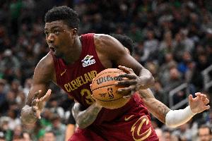 出其不意！米切尔四分卫长传 助攻托马斯·布莱恩特轻松快下扣篮