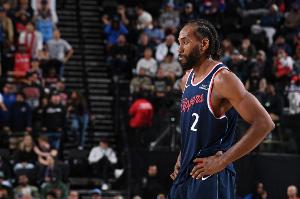 小卡何时能防对手箭头？卢：当他100%健康 现在对他施压不公平