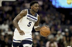 被防住了！爱德华兹上半场5投1中&三分3中0 仅得6+4+4