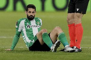 有内鬼伊斯科被队友阿姆拉巴特踢伤缝了7针，所幸没伤到骨头