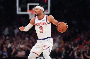 机警！哈特飞身完成抢断 随后反击一条龙暴扣打停雄鹿