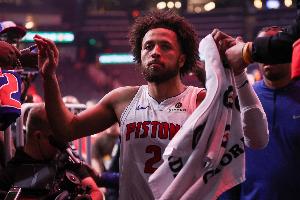 曾令旭：康宁汉姆节奏不像东契奇 又不是很有爆发力 但充满压迫感