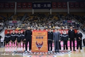 东莞新彤盛女篮获颁总冠军戒指 并被授予总冠军旗帜