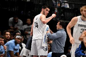 扎克·埃迪成灰熊队史第三位拿到至少30分+15篮板+3盖帽的球员