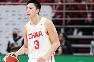 媒体人：胡明轩是正值当打之年的全明星后卫 怎么会低迷成这样？