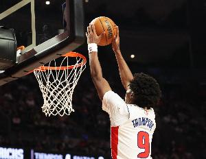 人到球到！康宁汉姆持球吸引防守 妙传助攻奥萨尔空切暴扣