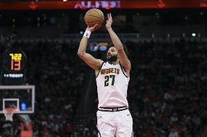 就像过马路！贾马尔·穆雷背后回拉骗过防守直接单臂劈扣