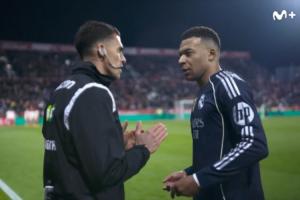 姆巴佩与四官场边争执：你为什么看那里？我说话的时候看着我！