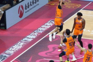 攻守兼备！怀特塞德半场8分钟8中4拿到9分3板4帽 正负值+12