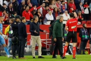 记者：塞维利亚被罚主场部分看台关闭三场，并支付45000欧罚款