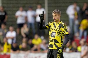 记者：多特34岁替补门将迈尔续约至2027年，今日签署新合同