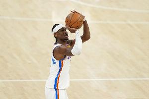 探囊取物！亚历山大翻身跳投命中 连续第94场拿到得分20+