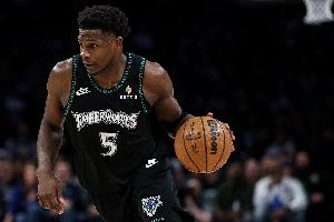 凌波微步！爱德华兹冲击内线 欧洲步连续过人上篮得手