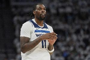 亏大了！纳兹·里德抢断不成被吹犯规 抱怨又领到技犯再送对手1分