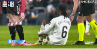 一场伤两个！卡马文加被踢倒受伤无法坚持，居莱尔替补出场