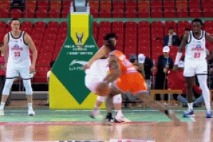 得分组织一把抓！特莱斯半场8中5&三分6中4拿15分 送出7次助攻