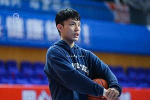 媒体人：不知道现在徐杰在FIBA赛场行不行 总之在CBA一定行