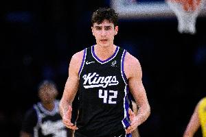 稳稳吃饼！国王42号秀马克西姆·雷诺7中5 得到12分2篮板