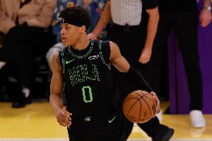 后浪推前浪！费尔斯后场接球面对老康利 3秒时间完成一条龙上篮