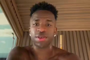 舞姿打几分？维尼修斯晒赤裸上身跳舞视频