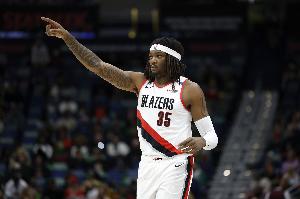 4个犯规太多！罗威半场4中2拿到4分5板1断1帽