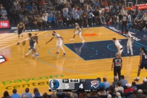 玩挺花！亚历山大秀背传出现失误 目送克里斯蒂反击扣了空篮