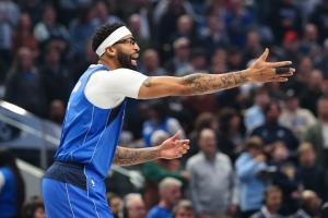 解说：浓眉面对切特&杰林威&肯威都打不动 弗拉格比赛季初更自如