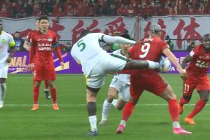 恩加德乌飞踢卡多索腰部，裁判出示黄牌