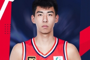 媒体人：徐昕表现超出预期 米切尔很会用他 这赛季要打出来了