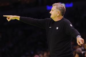 芬奇：末节表现出色 兰德尔侵略性带动了球队创造了流畅传球机会