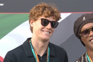 终局之战三人争冠，辛纳和小罗现场观战F1阿布扎比大奖赛