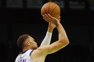 萨城库里！拉文外线连续命中两记三分球