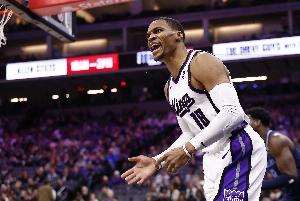 仅1个篮板不多见！威少11中5拿到12分1板10助3断 6失误略多