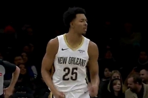 之前没见你这么能扣！奎因抢断鹈鹕反击 墨菲跟进单臂滑翔战斧！