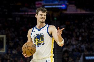 防守建功！波斯特守护篮筐 大帽扇飞莫布里投篮