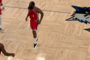 幸无大碍！哈登退防时疑似踩到爱德华兹脚 但继续作战