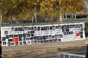 球迷训练场外悬挂横幅支持居莱尔：顶级球员，10号位品质