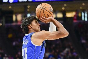 外线开炮！克里斯蒂强投三分打板命中 还造犯规打成3+1