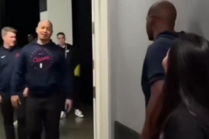 多家美媒晒视频：卢拥抱正在和保罗聊天的女性 后者疑为前助教